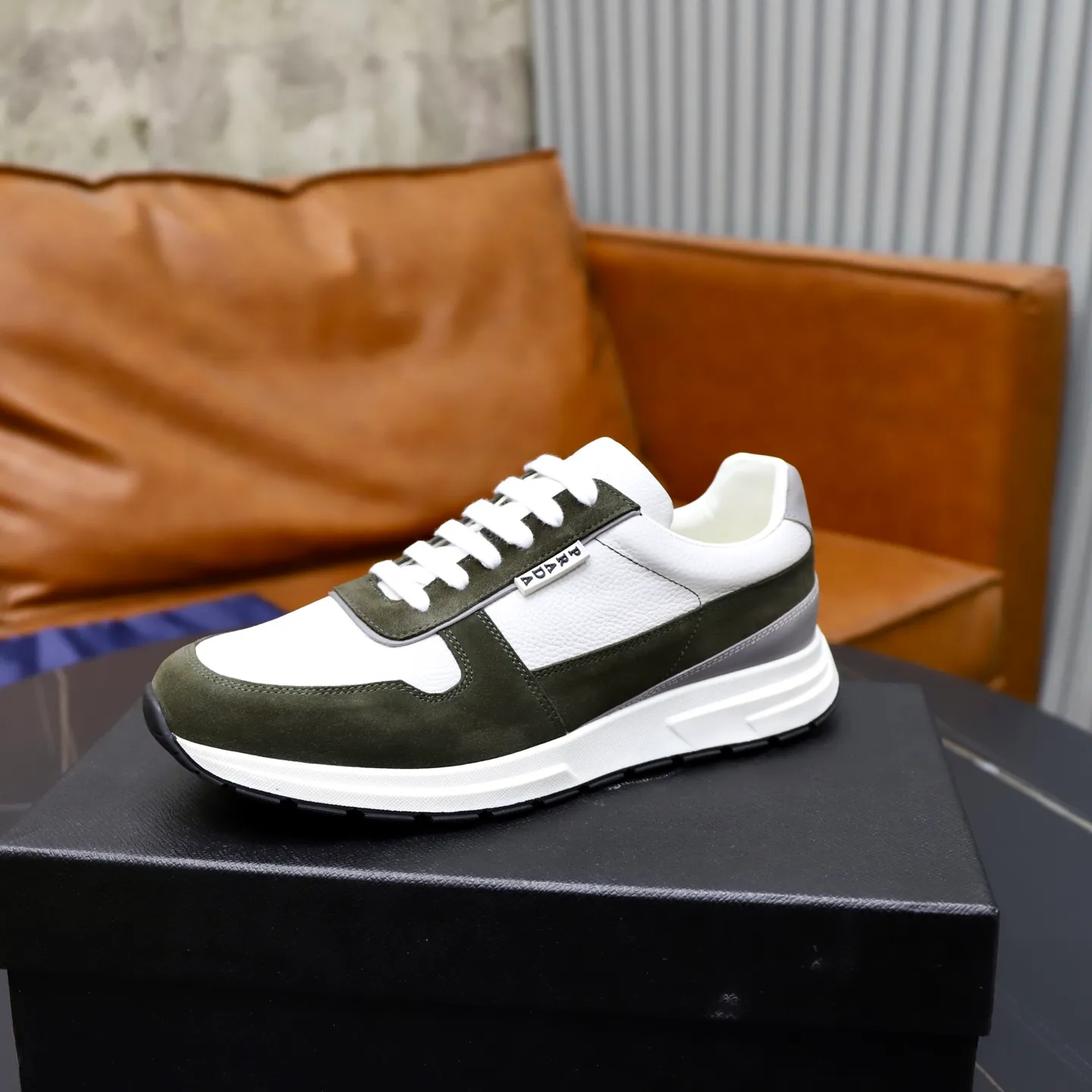 Factory price: 740💰Top original order Brand: PRADA (Prada) Standard code: Men's size 38/44 (45 can be customized) Grade: Same as the official website Material: Original cowhide stitching imported cowhide lining Original combination two-color wear-resistant soft outsole Style category: Leisure and sports version Young fashion European and American trend British style Color: Real picture color